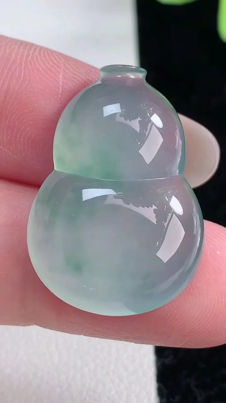 天然A货翡翠种飘花葫芦镶嵌件，尺寸28-19.6-5.7，重量:6.10g
12月12日