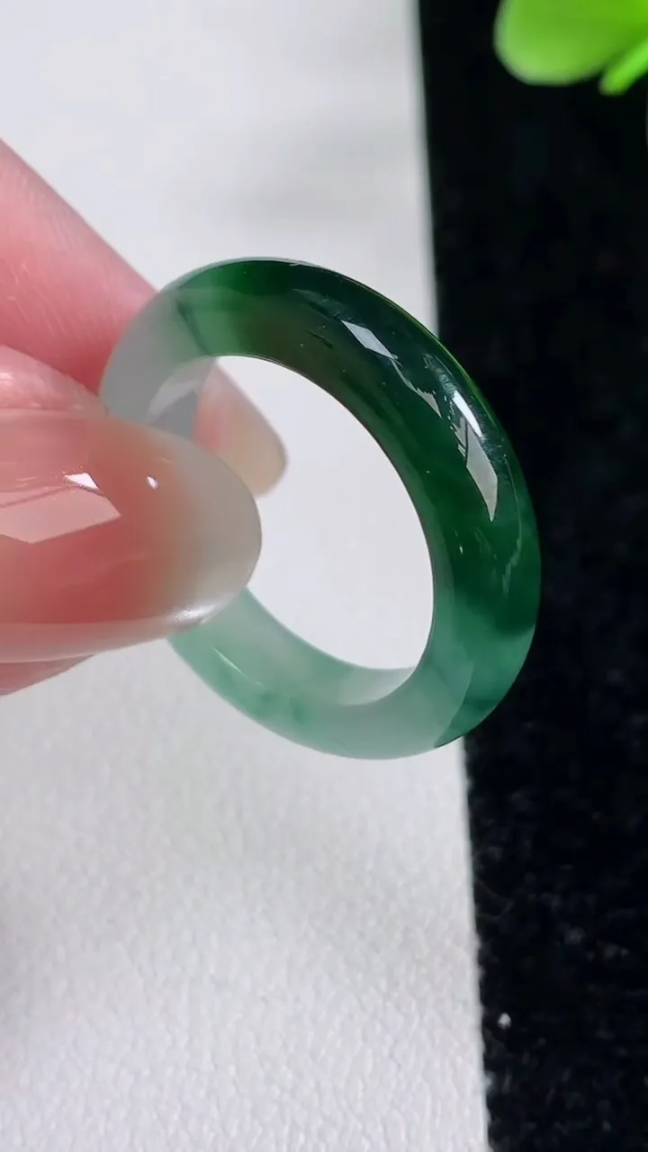 天然A货翡翠冰种飘花指环戒指，尺寸19.6-5.3-3.7，重量:4.66g2025年12月12日
