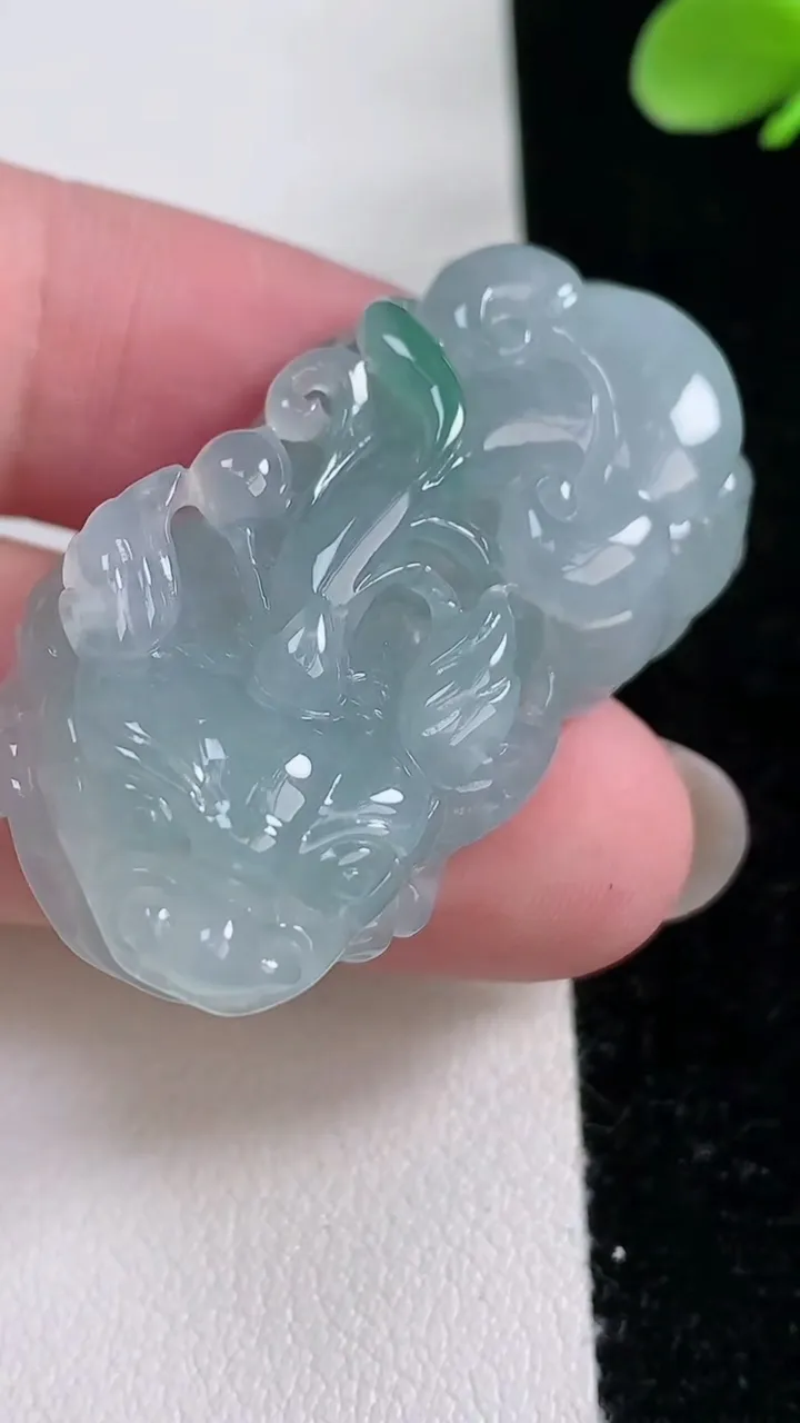 天然A货翡翠貔貅吊坠，尺寸41-21.8-11.6，重量:22.98g
12月12日