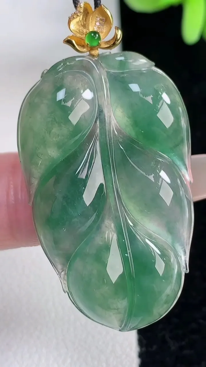 天然A货翡翠种飘花金枝玉叶 叶子吊坠，尺寸37.6-23.6-5.7，重量:9.31g
12月12日