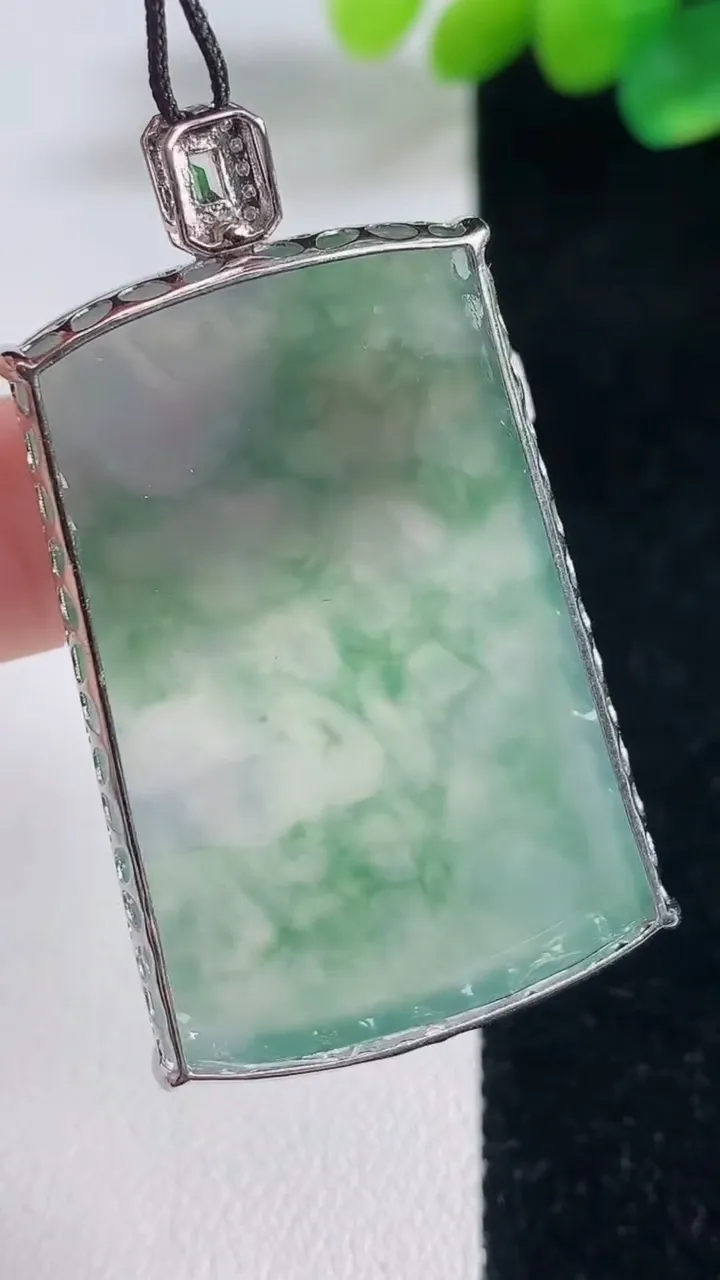 天然A货翡翠种飘花无事牌吊坠，尺寸40.4-26.8-5.9，重量:13.00g
12月12日