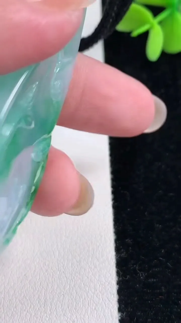 天然A货翡翠貔貅吊坠，尺寸56.6-31.7-11.5，重量:40.12g
12月12日