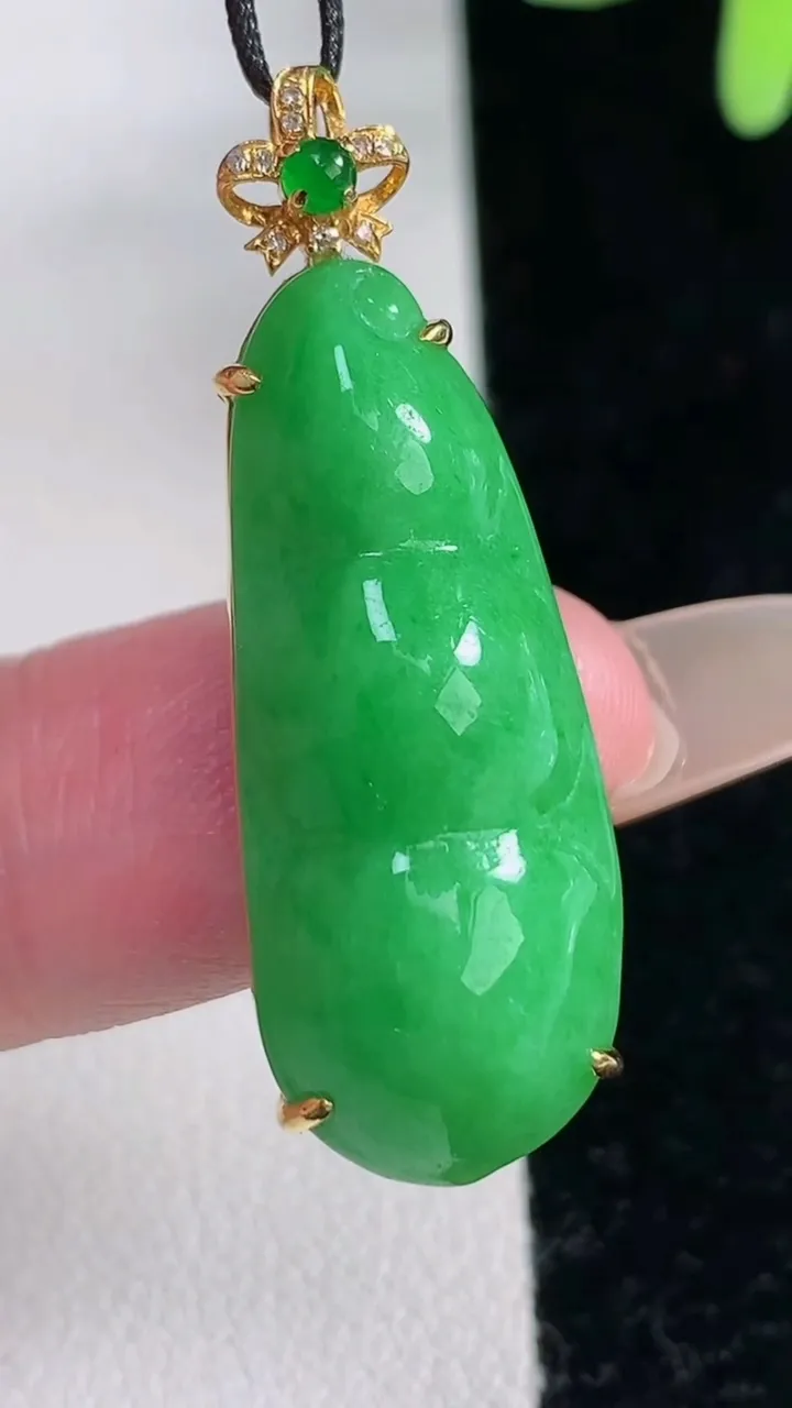 天然A货翡翠福豆吊坠，尺寸37.7-30.8-12.8-7.8，重量:5.32g
12月12日