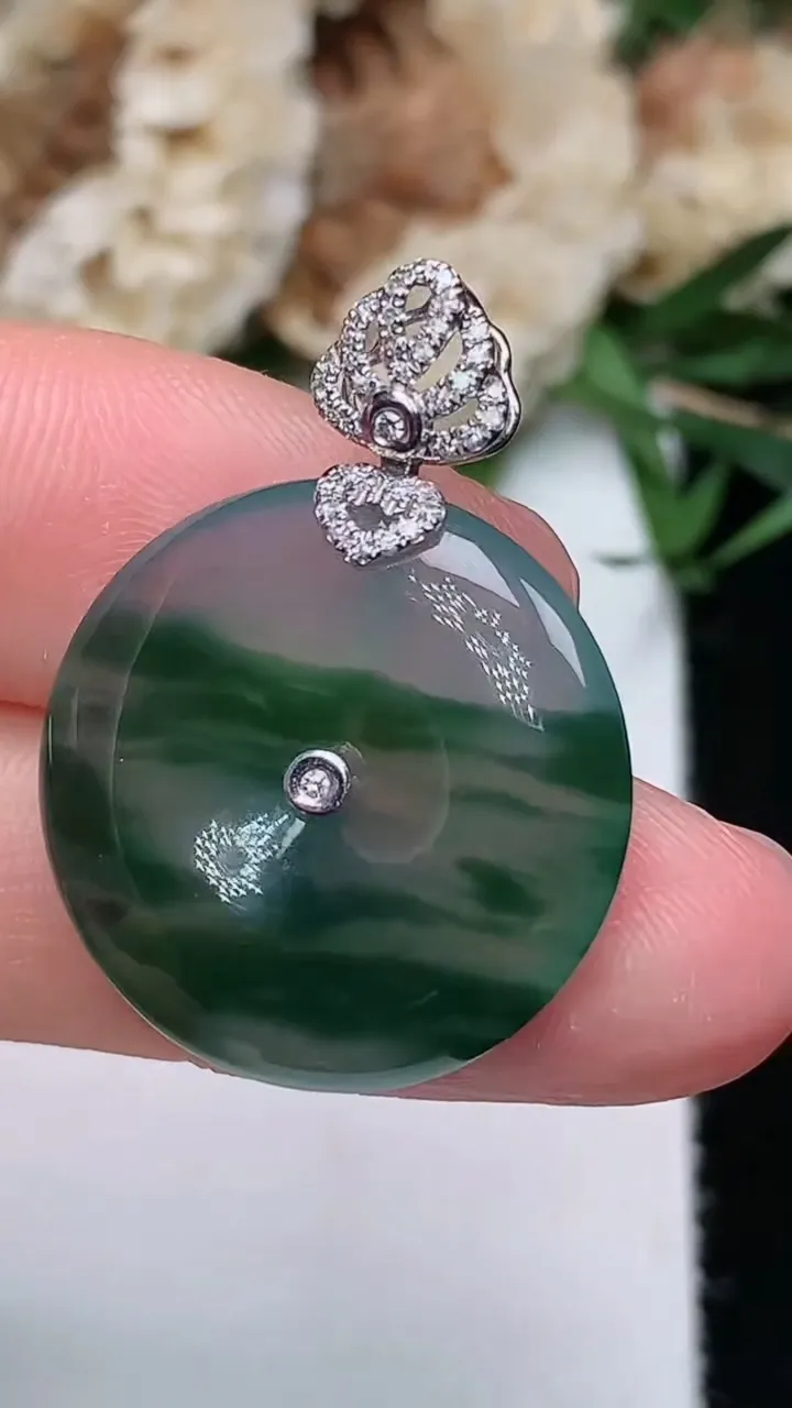 天然A货翡翠飘花平安扣吊坠，尺寸21.4-4.3，重量:4.42g
12月12日