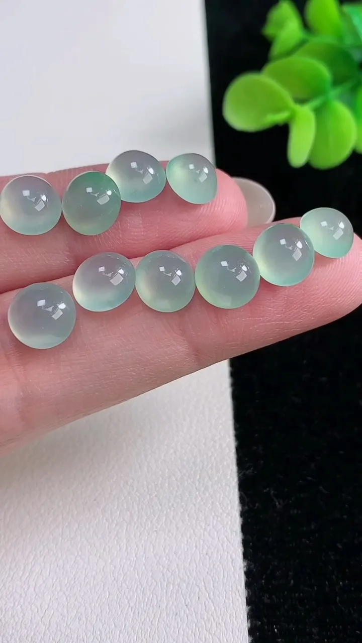 天然A货翡翠蛋面镶嵌件一手，尺寸7.5-7.2-4.7，重量:5.67g
12月12日