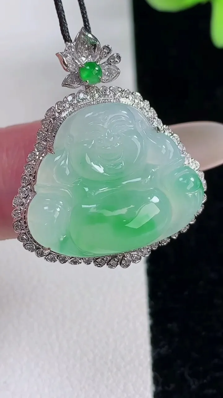 天然A货翡翠佛公吊坠，尺寸29-25-8，裸石17.8-21.6重量:5.03g
12月12日