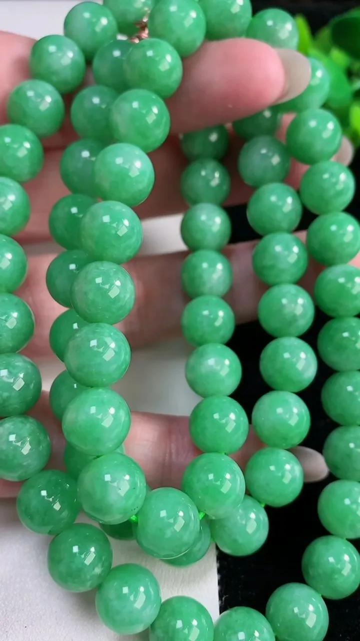 天然A货翡翠圆珠项链，尺寸9.8-69颗，重量:123.25g12月12日
工厂直销收藏佳品,种好水足，色泽均匀，有种有色，上手高大气！