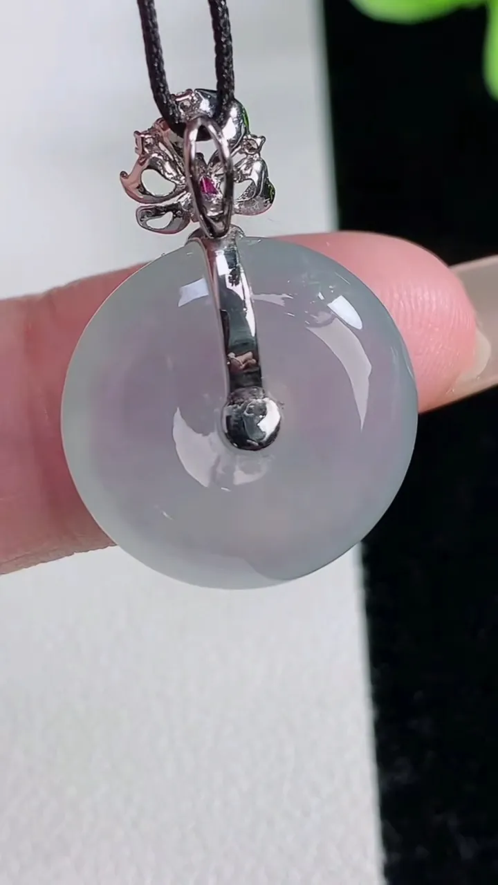 天然A货翡翠种白冰平安扣吊坠，尺寸17.6-4.9，重量:3.79g
12月12日