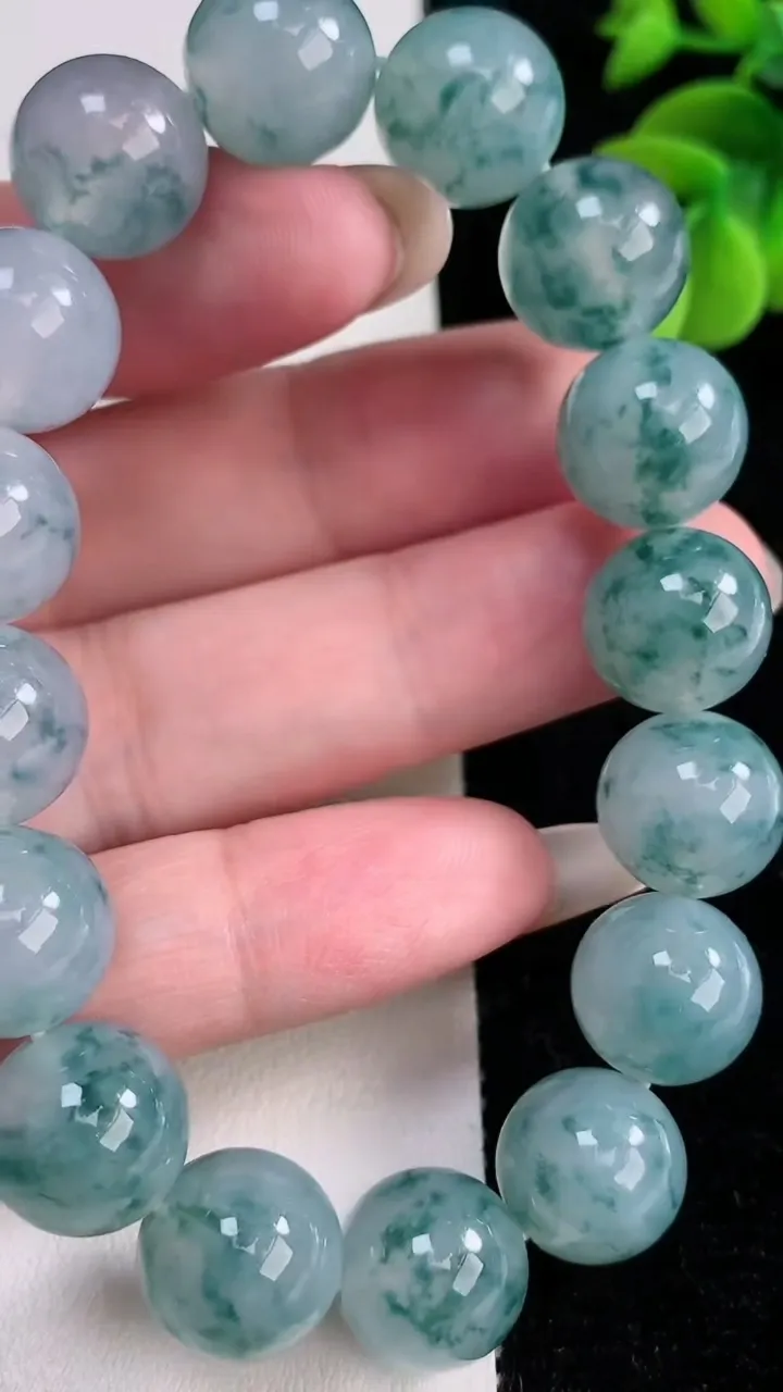天然A货翡翠种飘花圆珠手串，尺寸12.3-16颗，重量:57.69g12月12日
工厂直销收藏佳品,种好水足，色泽均匀，有种有色，上手高大气！