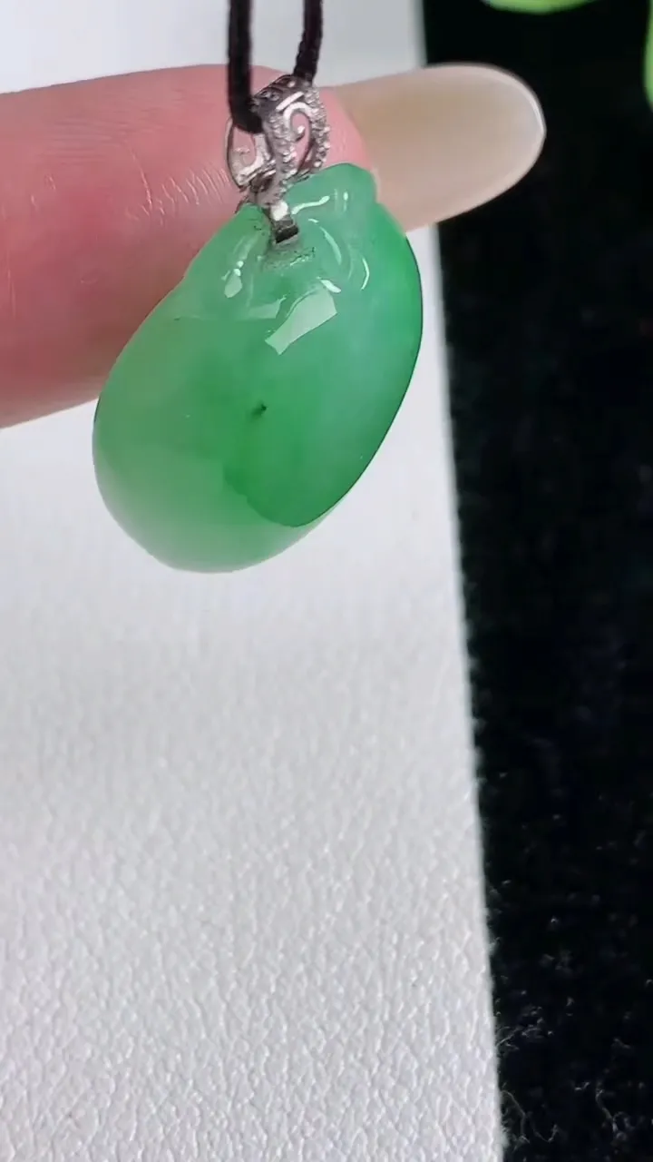 天然A货翡翠寿桃吊坠，尺寸22.7-17-9，重量:6.77g
12月12日