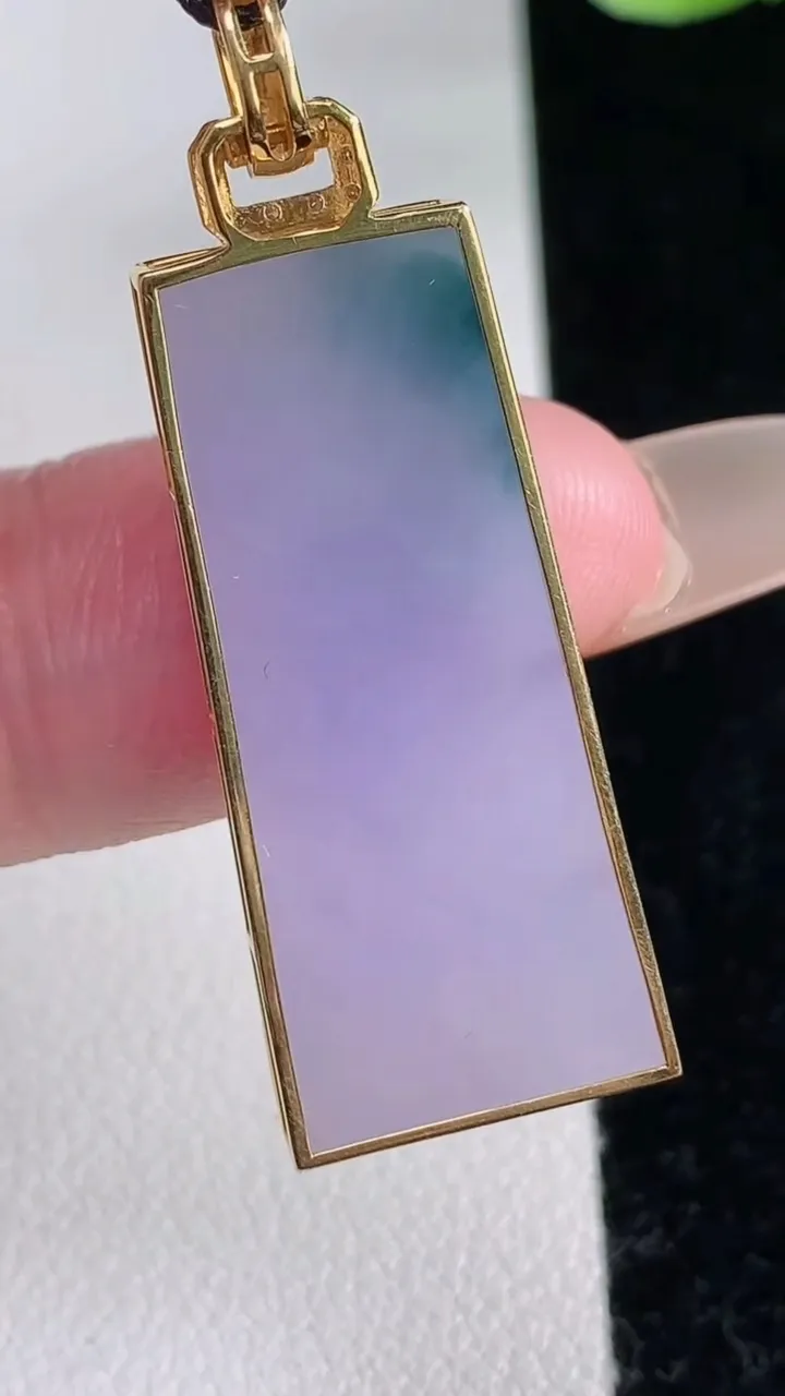 天然A货翡翠18K金紫罗兰飘花无事牌吊坠，尺寸31-14-3.4，重量:5.25g
12月12日