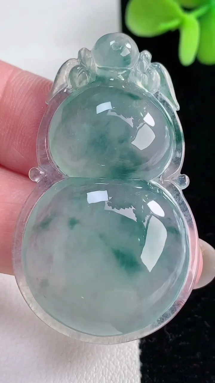 天然A货翡翠种飘花葫芦吊坠，尺寸48.6-29.4-7.2，重量:15.70g
12月12日