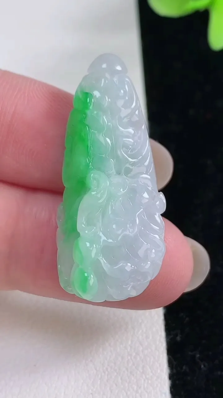 天然A货翡翠白菜吊坠，尺寸35.5-15.2-9.4，重量:6.67g
12月12日