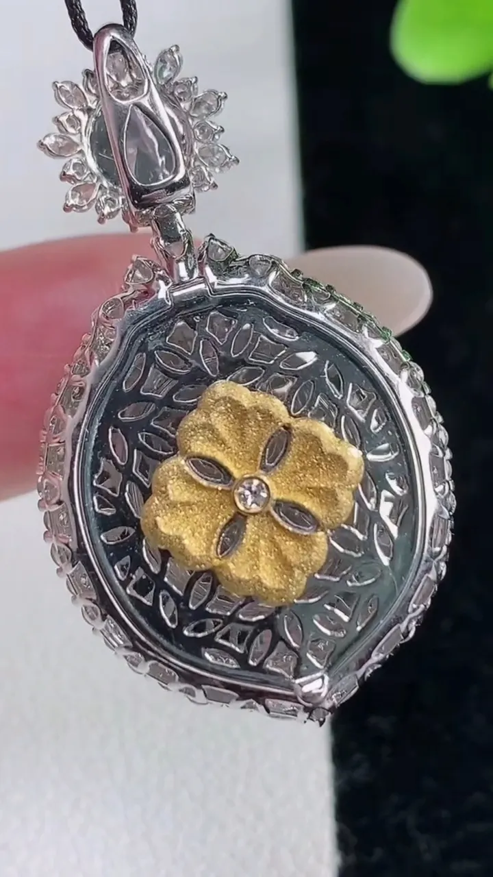 天然A货翡翠蛋面吊坠，尺寸37.2-21-12.8，裸石18-16-5.4重量:10.35g
12月12日