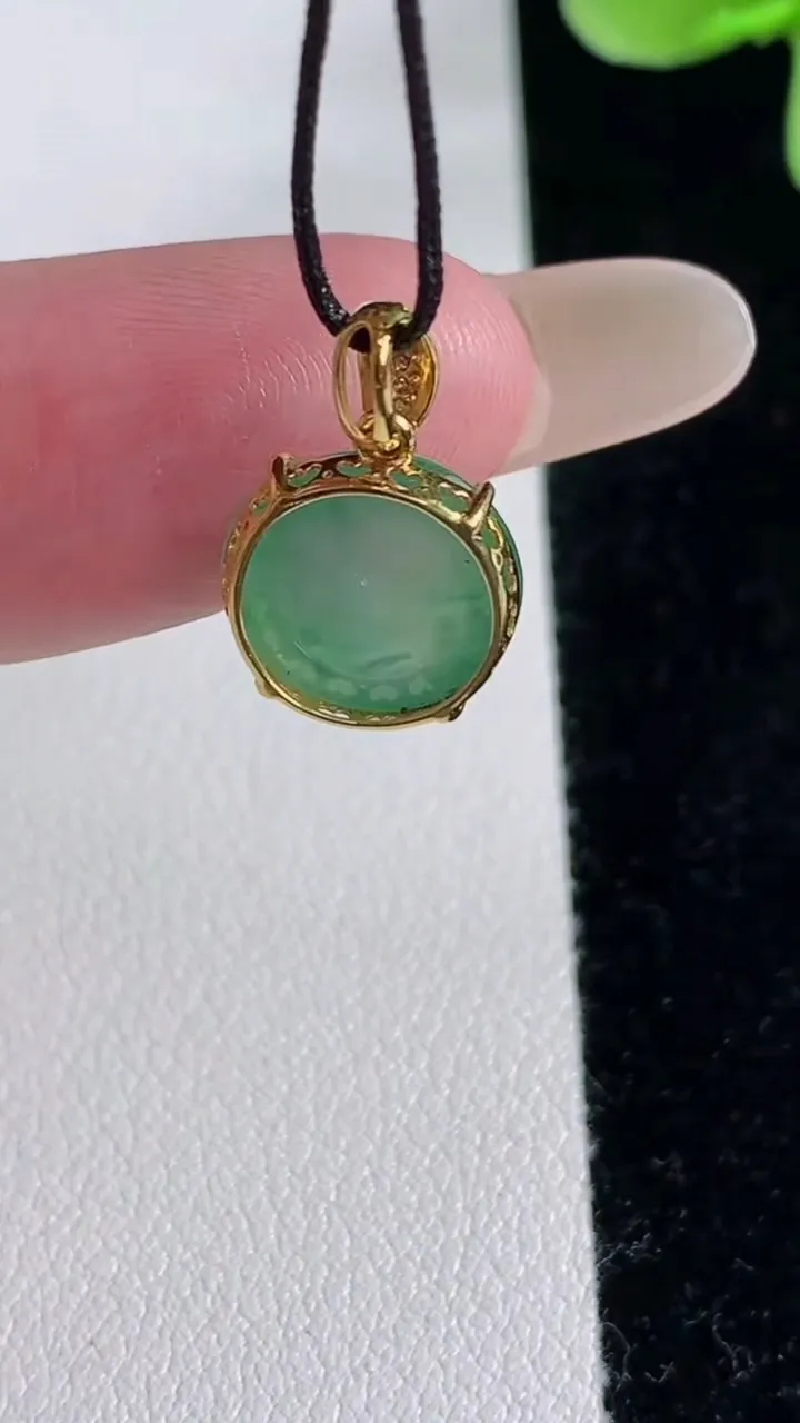 天然A货翡翠蛋面吊坠，尺寸10.7-6.2，重量:1.61g
12月12日