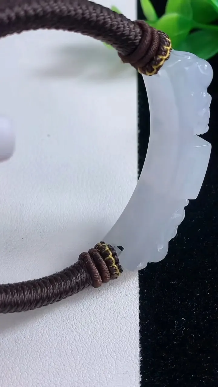 天然A货翡翠种白冰貔貅手绳，尺寸54.6-12.4-11，重量:33.00g
12月12日