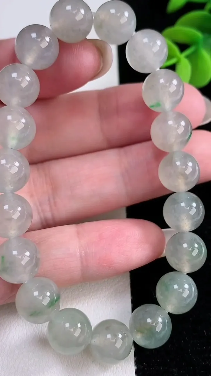 天然A货翡翠圆珠手串，尺寸10-19颗，重量:33.71g12月12日
工厂直销收藏佳品,种好水足，色泽均匀，有种有色，上手高大气！