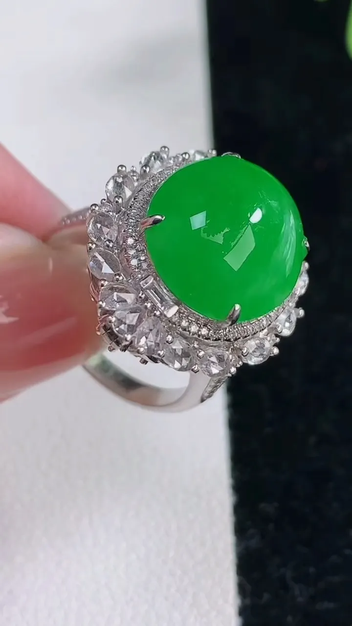 天然A货翡翠蛋面戒指，尺寸17.7-14-12.6-14，重量:9.39g2025年12月12日
工厂直销收藏佳品,种好水足，色泽均匀，有种有色，上手高大气！