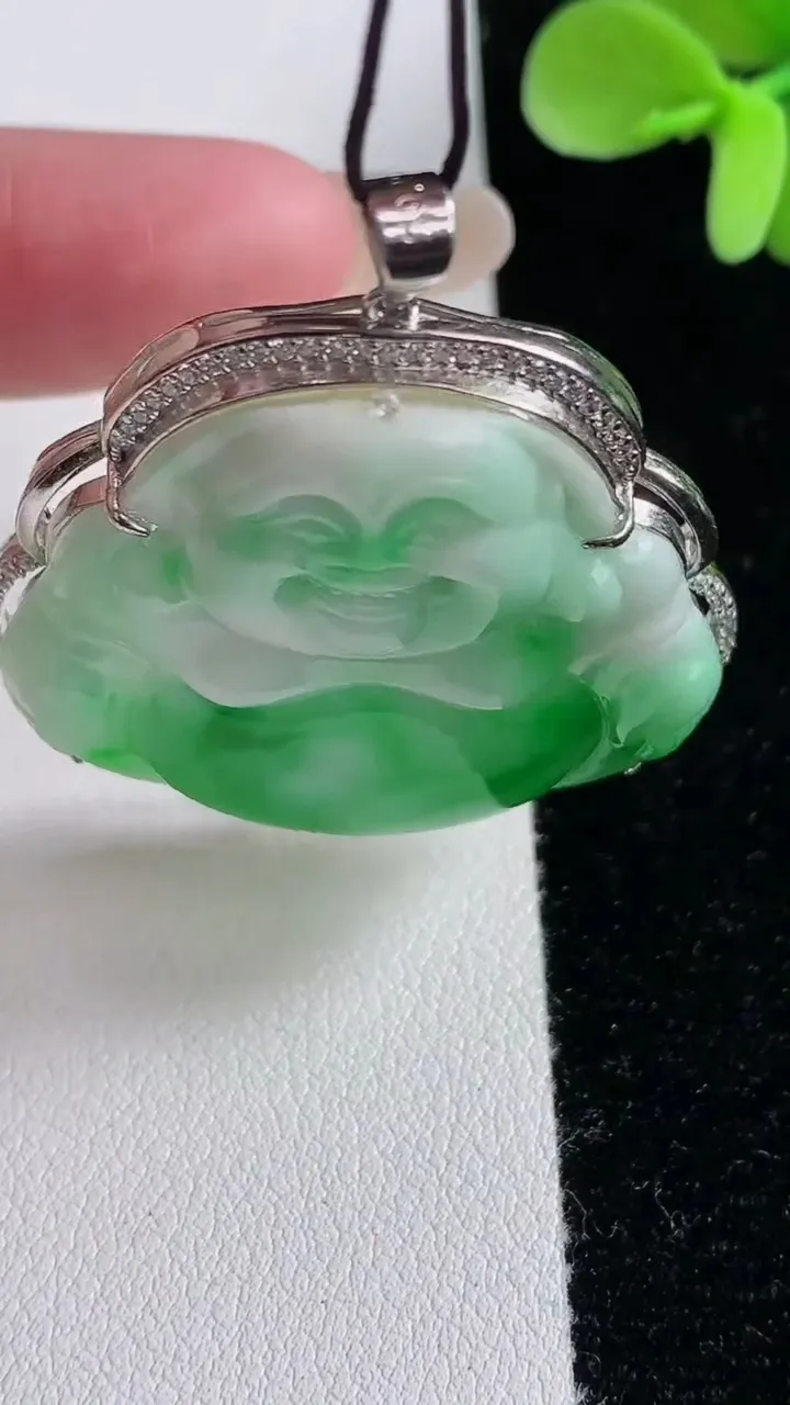 天然A货翡翠佛公吊坠，尺寸41.2-39-10，裸石37.4-36.5-6.5重量:17.06g
12月12日