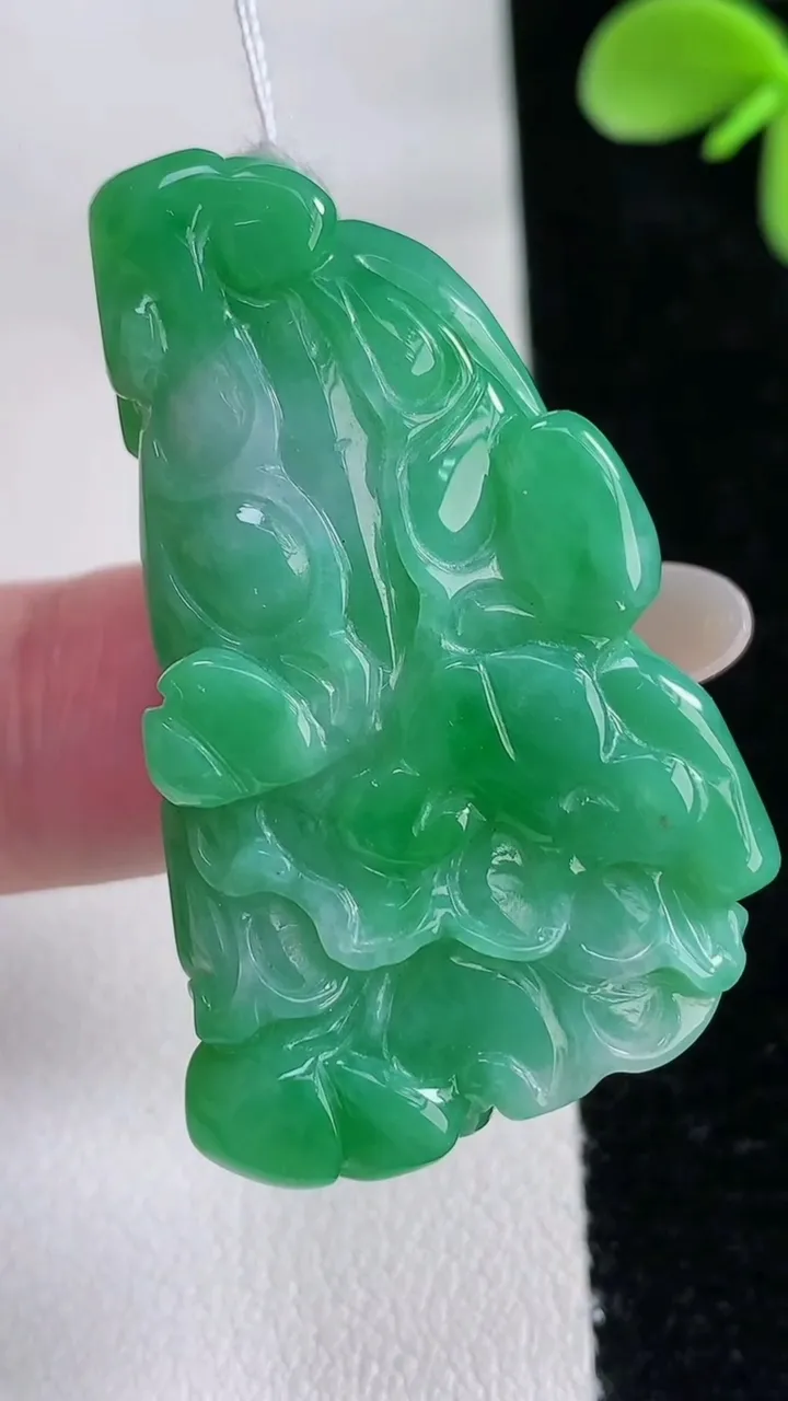 天然A货翡翠白菜吊坠，尺寸41.2-26.2-7.8，重量:17.51g
12月12日