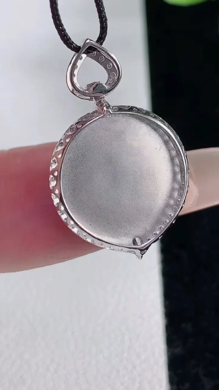 天然A货翡翠无事牌吊坠，尺寸24-15.5-4.7，13.5重量:1.85g
12月12日