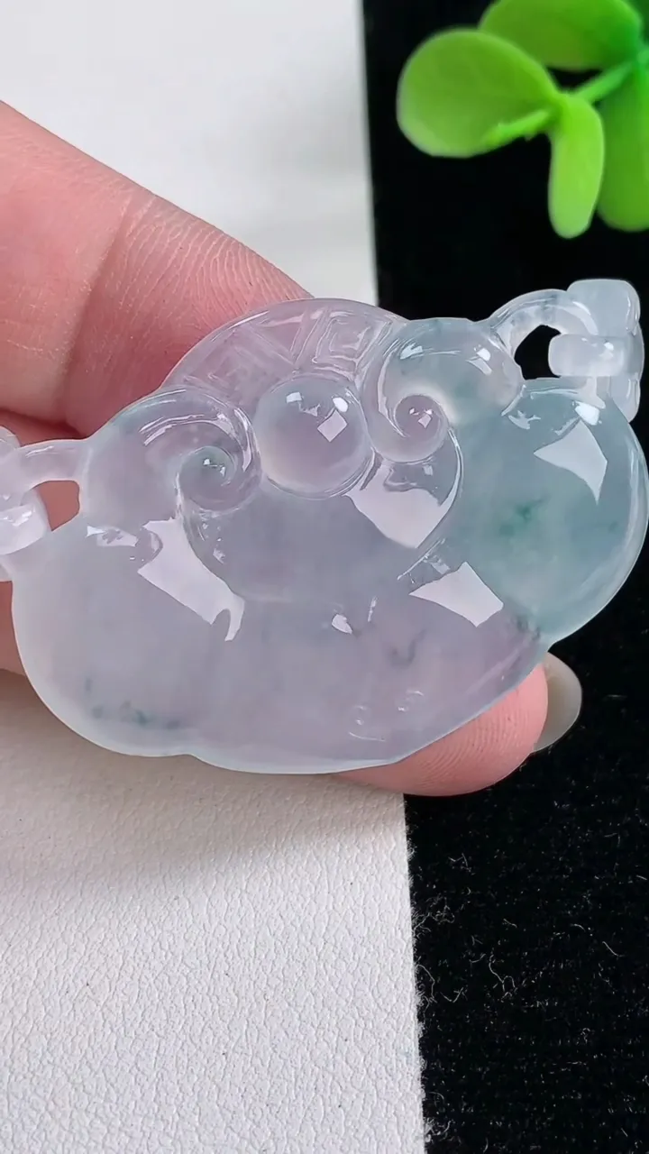 天然A货翡翠种飘花如意锁吊坠，尺寸42.4-31.4-4.8，重量:14.22g
12月12日