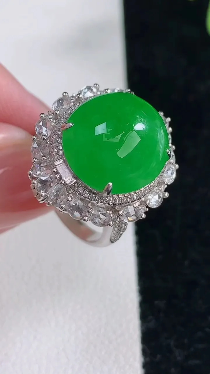 天然A货翡翠蛋面戒指，尺寸17.7-14-12.6-14，重量:9.39g2025年12月12日
工