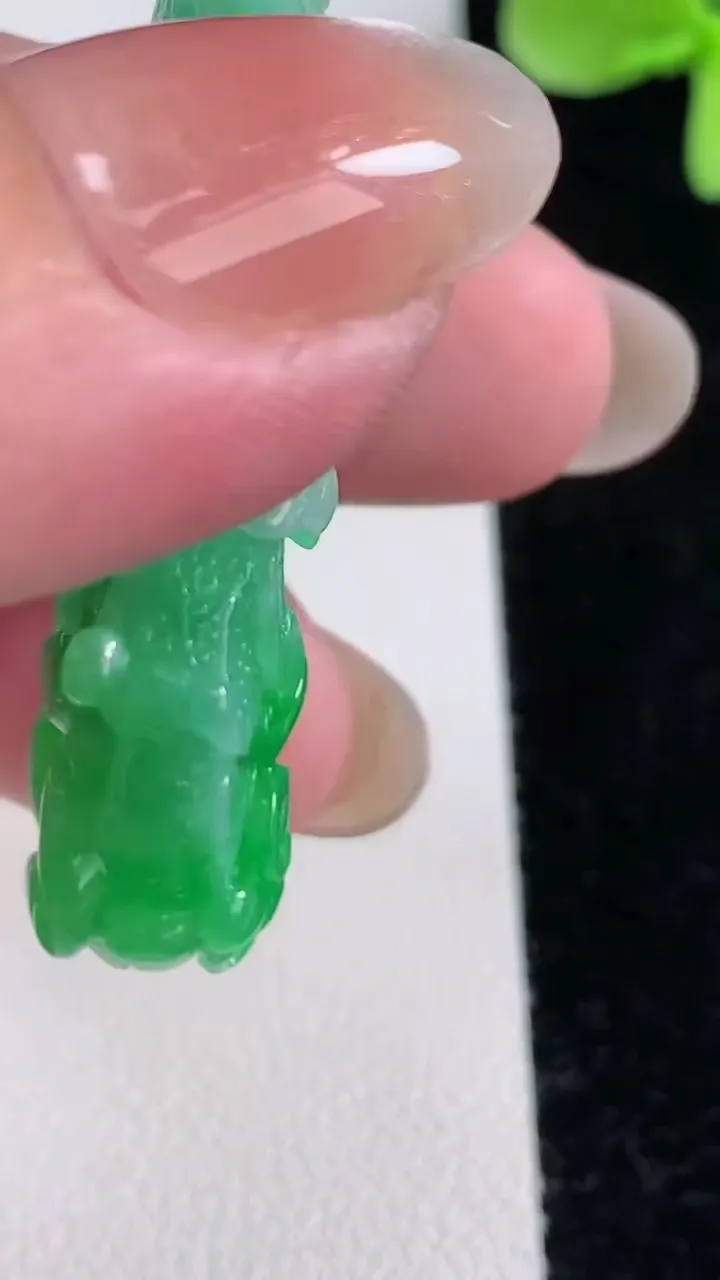 天然A货翡翠白菜吊坠，尺寸41.6-22-9.4，重量:14.43g
12月12日