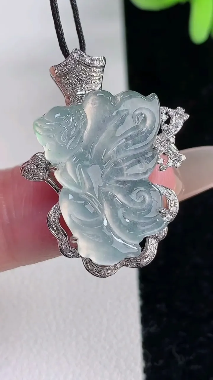 天然A货翡翠种白冰仙子吊坠，尺寸29.4-23-6，裸石22-16.3重量:4.25g
12月12日