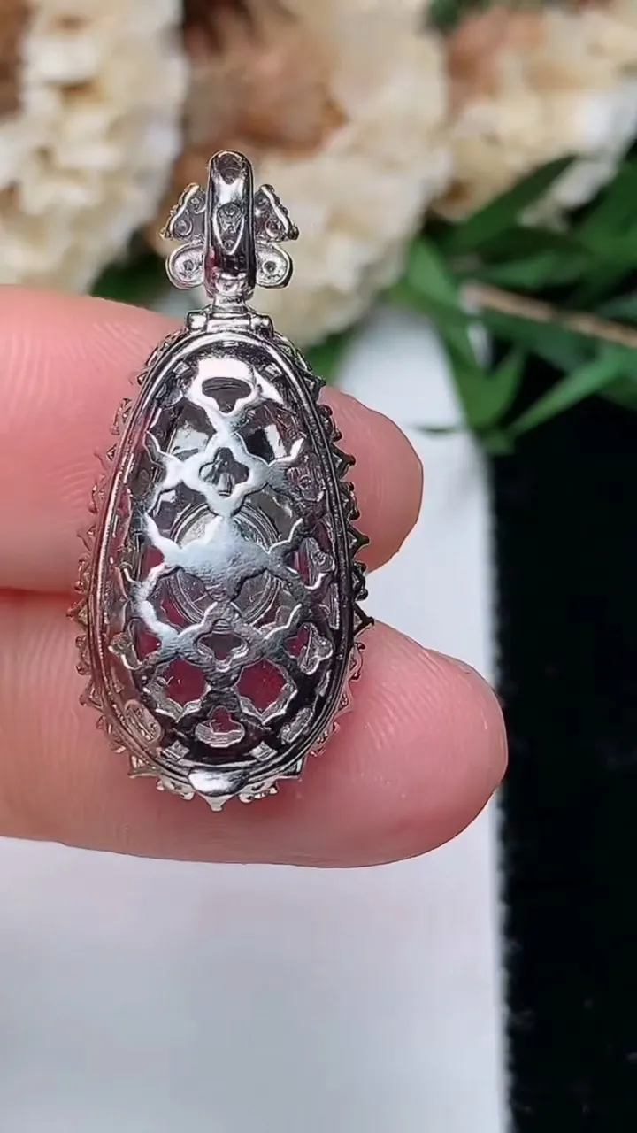 天然A货翡翠福豆吊坠，尺寸28.7-13.4-9.3，裸石16-8，重量:3.53g
12月12日