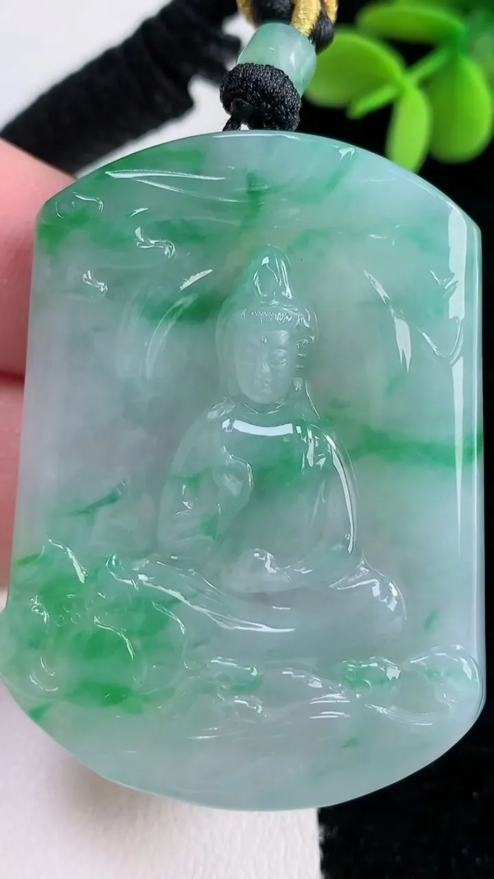 天然A货翡翠观音菩萨吊坠，尺寸51-38.2-5.8，重量:33.92g
12月12日