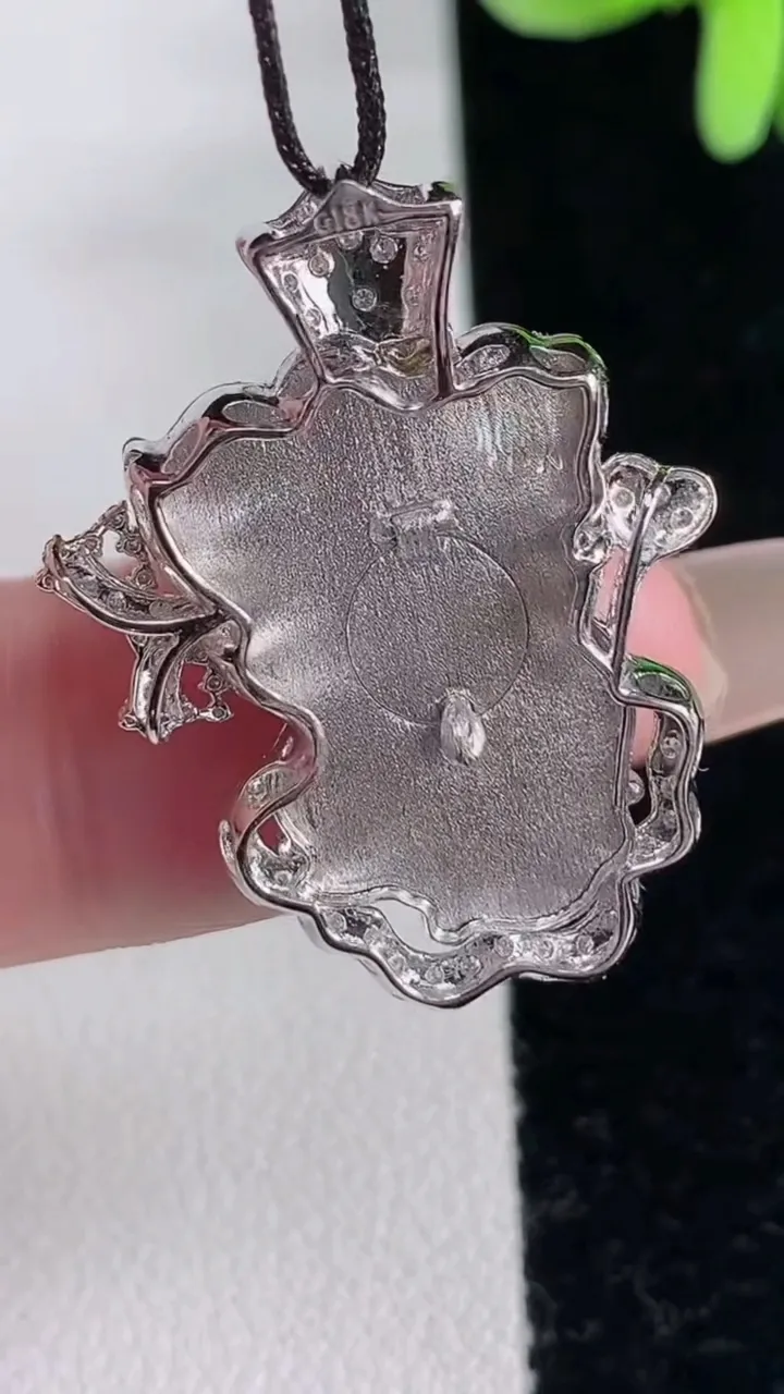 天然A货翡翠种白冰仙子吊坠，尺寸29.4-23-6，裸石22-16.3重量:4.25g
12月12日