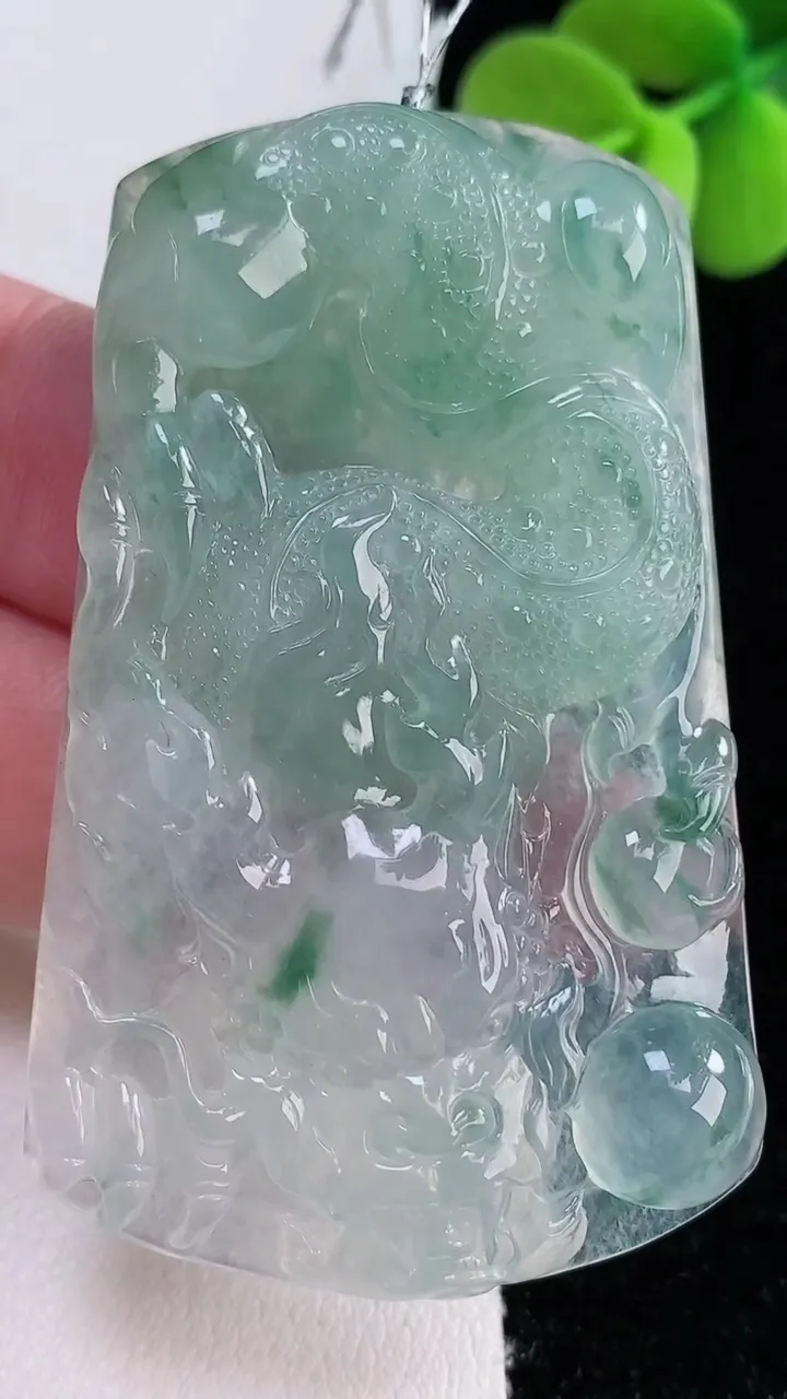 天然A货翡翠种飘花龙牌吊坠，尺寸58.2-36.7-6.3，重量:28.63g
12月12日