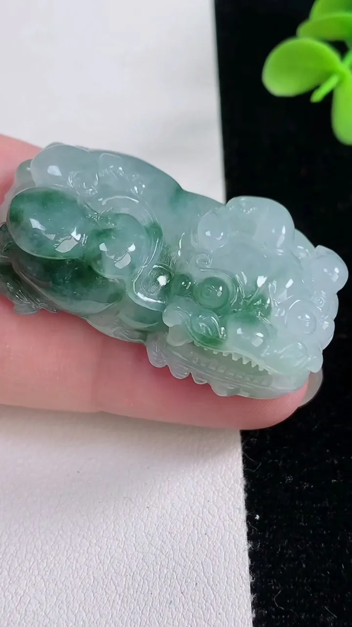 天然A货翡翠飘花霸王貔貅吊坠，尺寸43.6-24.5-10.8，重量:29.02g
12月12日