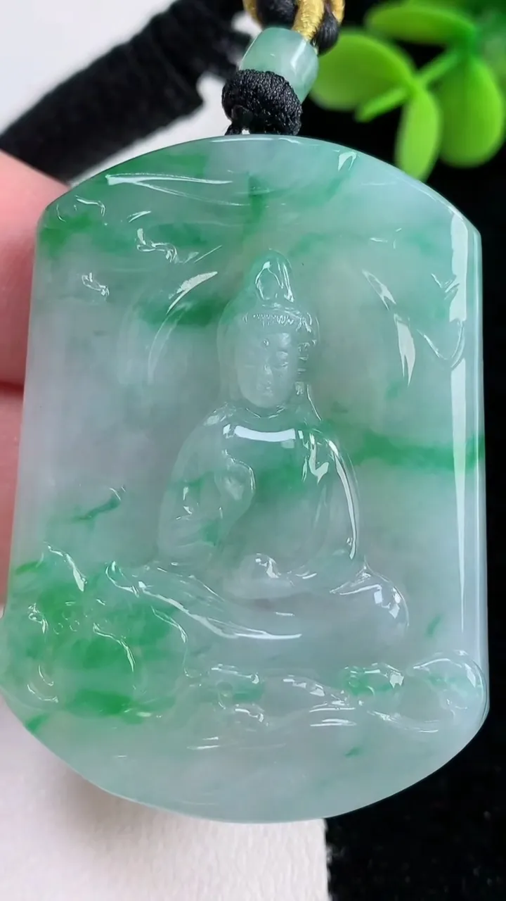 天然A货翡翠观音菩萨吊坠，尺寸51-38.2-5.8，重量:33.92g
12月12日