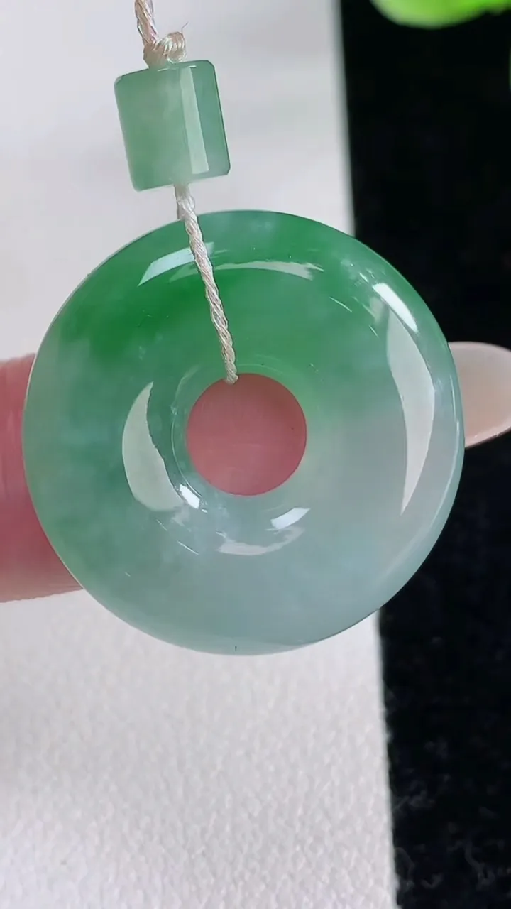 天然A货翡翠平安环吊坠，尺寸24.7-5.8，重量:7.99g
12月12日