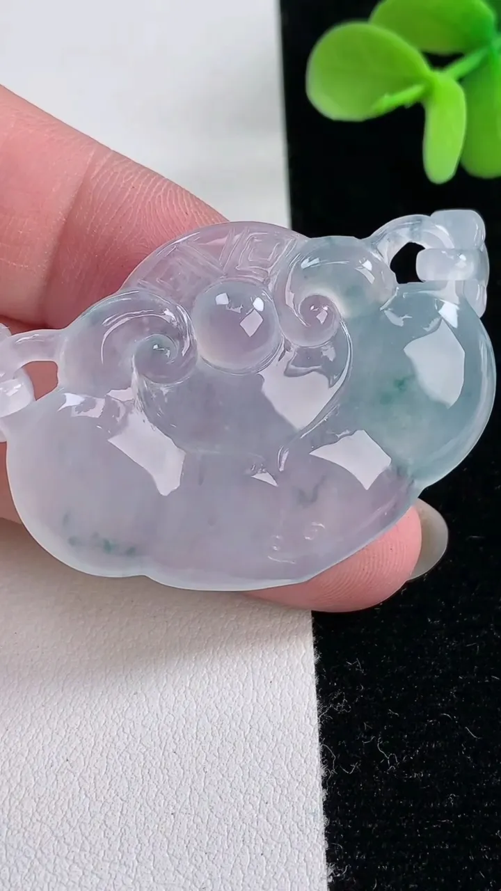 天然A货翡翠种飘花如意锁吊坠，尺寸42.4-31.4-4.8，重量:14.22g
12月12日