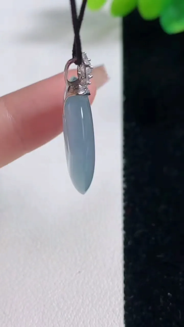 天然A货翡翠种紫罗兰平安扣吊坠，尺寸22.7-4.5，重量:5.09g
12月12日