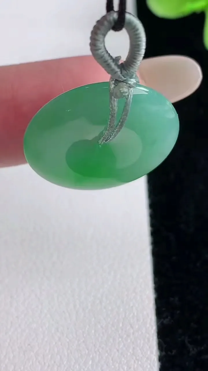 天然A货翡翠平安扣吊坠，尺寸22-3.7，重量:4.12g
12月12日