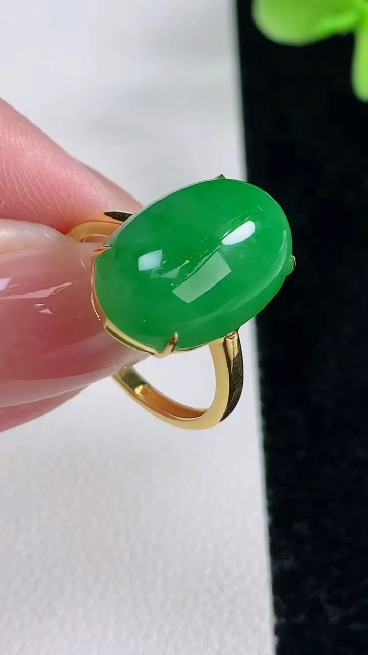 天然A货翡翠蛋面戒指，尺寸18-16.5-11-7.6，重量:3.55g2025年12月12日
工厂