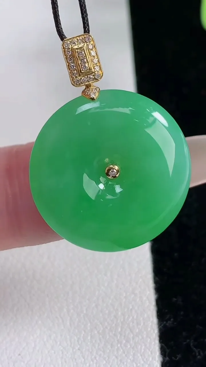 天然A货翡翠平安扣吊坠，尺寸21.7-4.2，重量:5.00g
12月12日