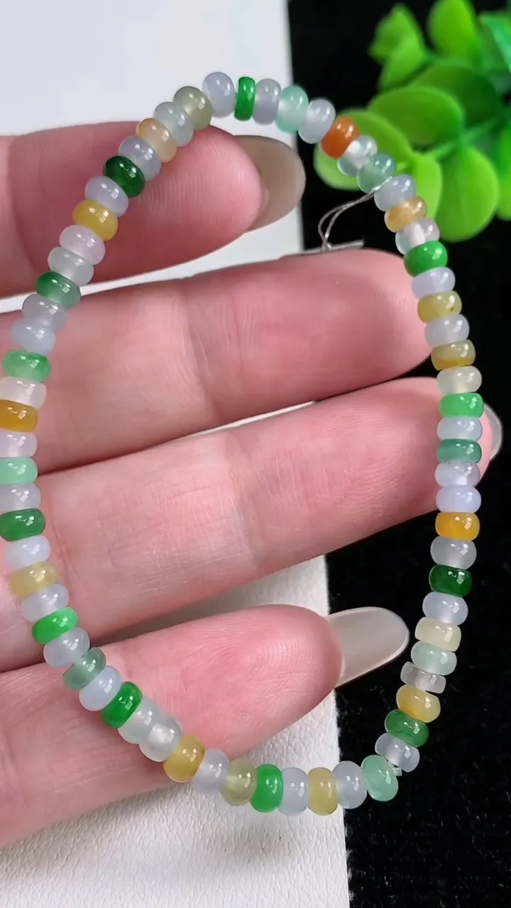天然A货翡翠四彩算盘珠手串，尺寸4-2.2-69颗，重量:7.32g12月12日
工厂直销收藏佳品,种好水足，色泽均匀，有种有色，上手高大气！