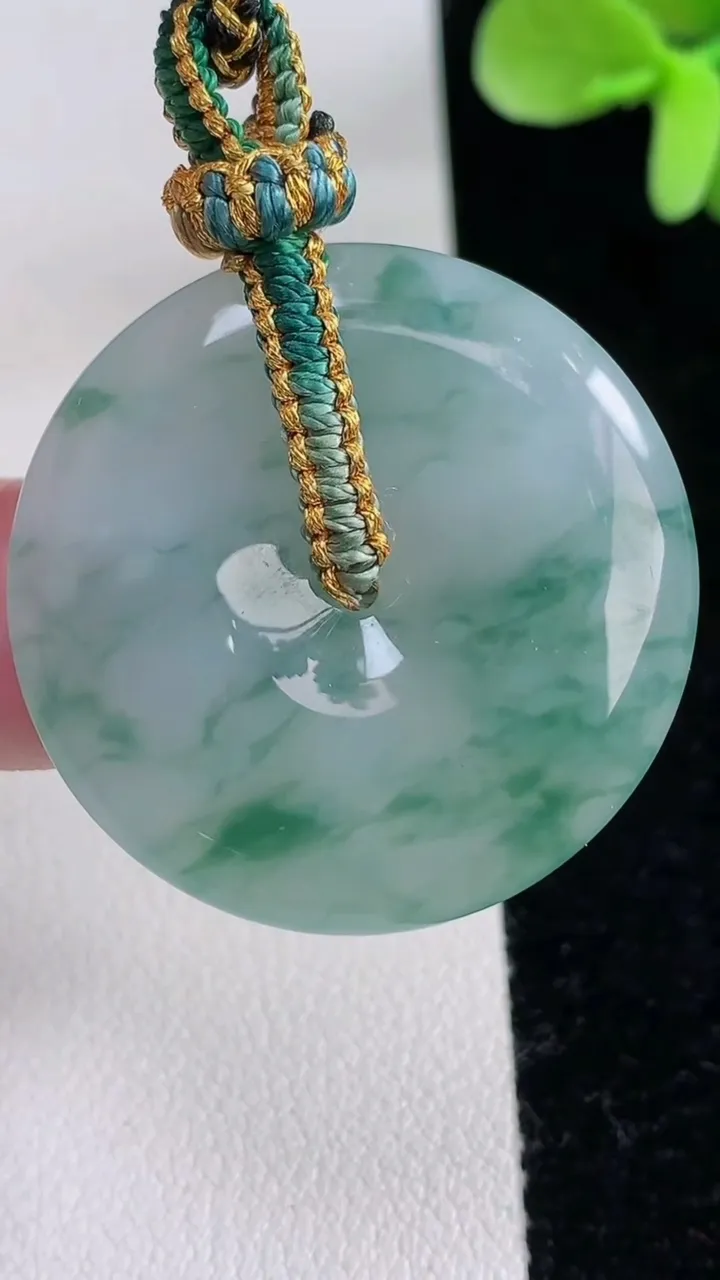 天然A货翡翠冰种飘花平安扣吊坠，尺寸32.1-5.3，重量:17.22g
12月12日