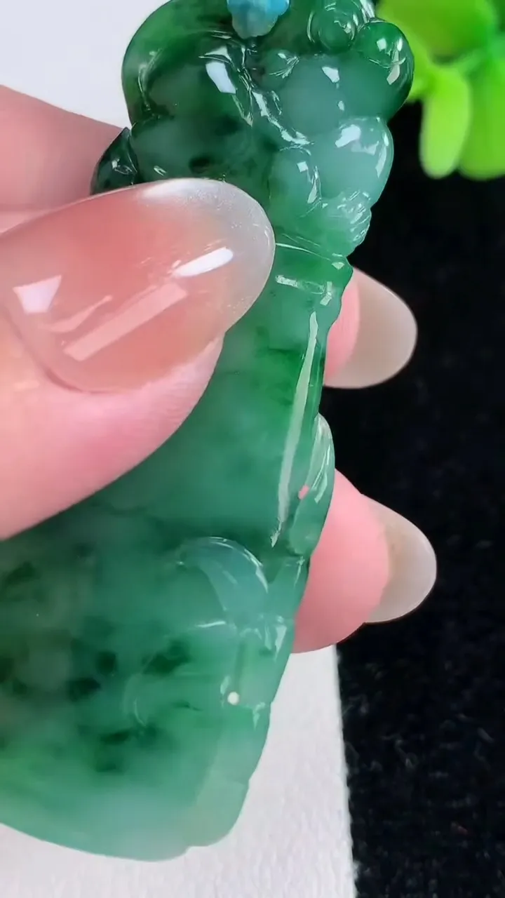 天然A货翡翠节节高升 竹节吊坠，尺寸61.2-24-5，重量:18.42g
12月12日