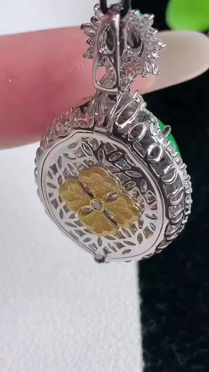 天然A货翡翠蛋面吊坠，尺寸37.2-21-12.8，裸石18-16-5.4重量:10.35g
12月12日