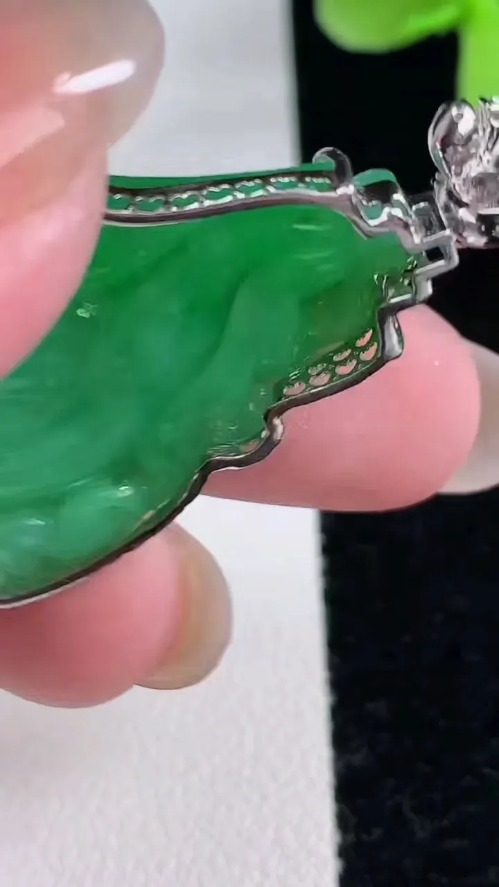 天然A货翡翠白菜吊坠，尺寸42.5-31.3-24.3-9.2，重量:12.40g
12月12日