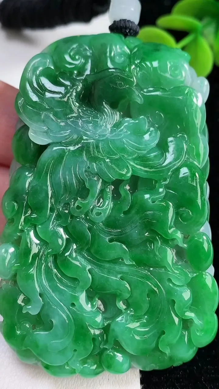 天然A货翡翠凤凰吊坠，尺寸71.6-44.8-11.2，重量:82.78g
12月12日