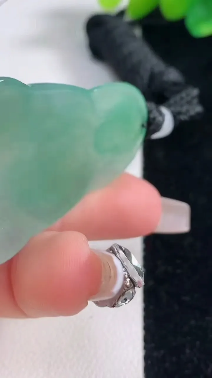 天然A货翡翠观音菩萨吊坠，尺寸47.3-31.7-5.3，重量:18.95g
12月12日