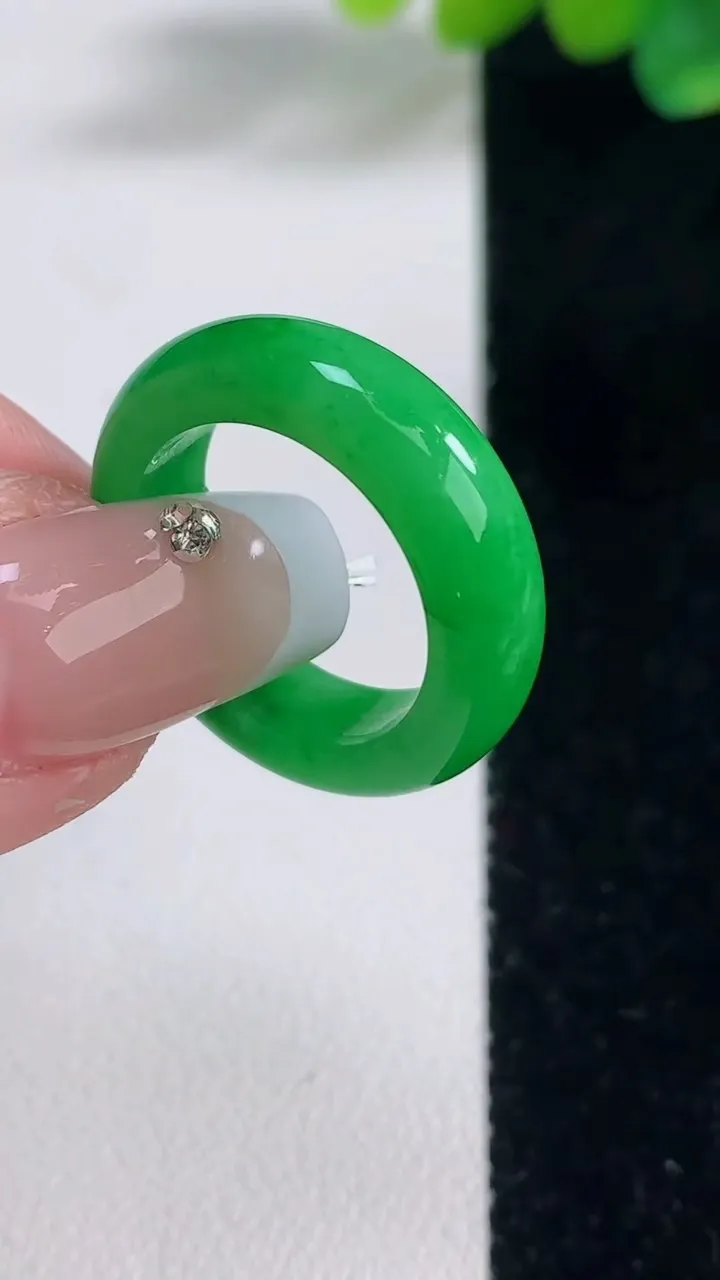 天然A货翡翠指环戒指，尺寸17-5.8-3.4，重量:4.32g2025年12月12日
工厂直销收藏佳品,种好水足，色泽均匀，有种有色，上手高大气！