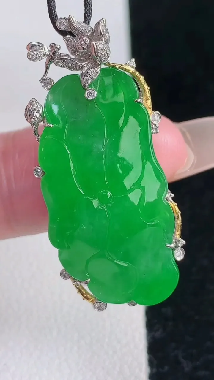 天然A货翡翠荷叶吊坠，尺寸37.2-16.3-7，裸石29.4-14.5重量:6.90g
12月12